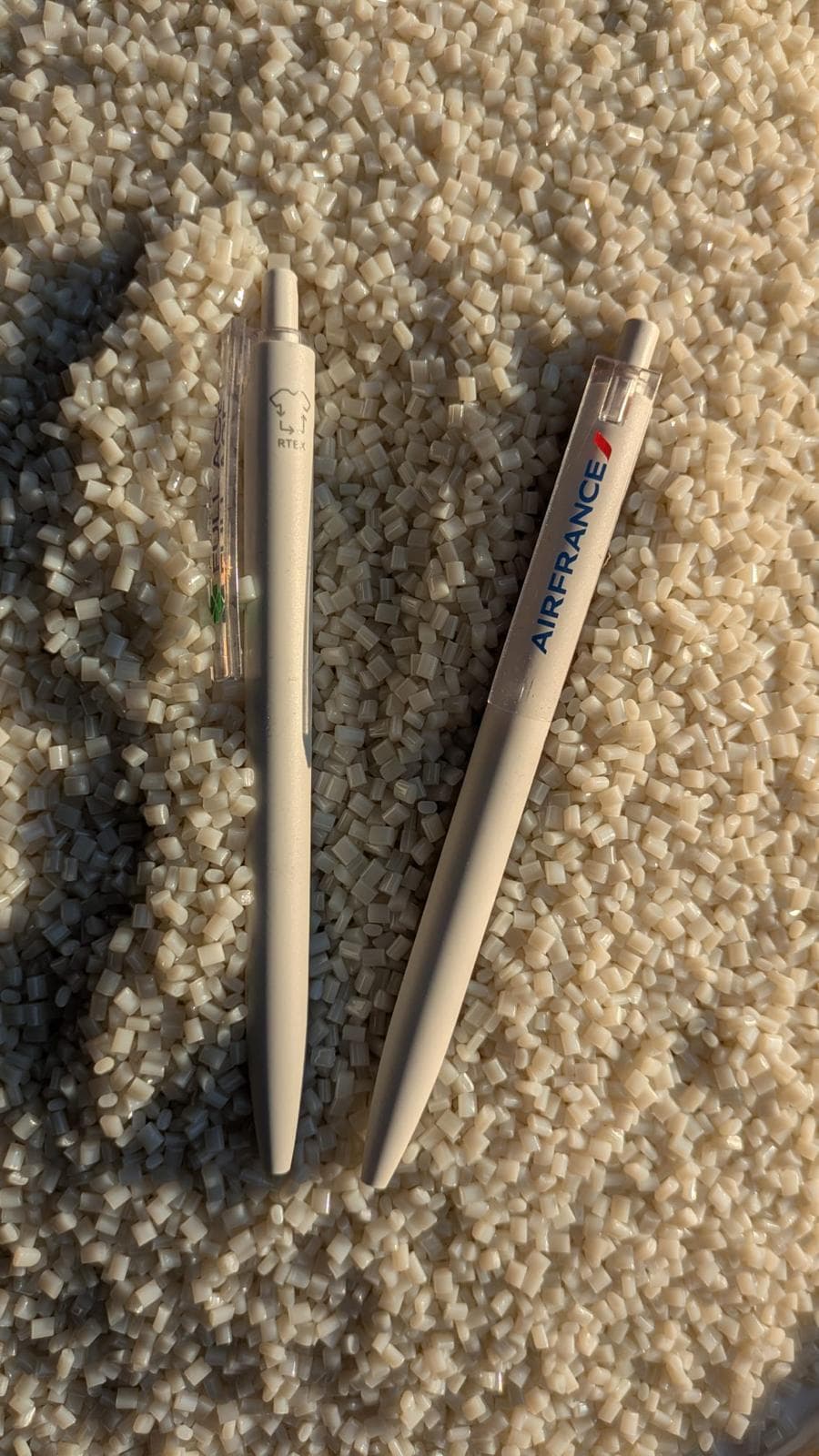 Stylos UN1QPEN posés sur les granulés de matière